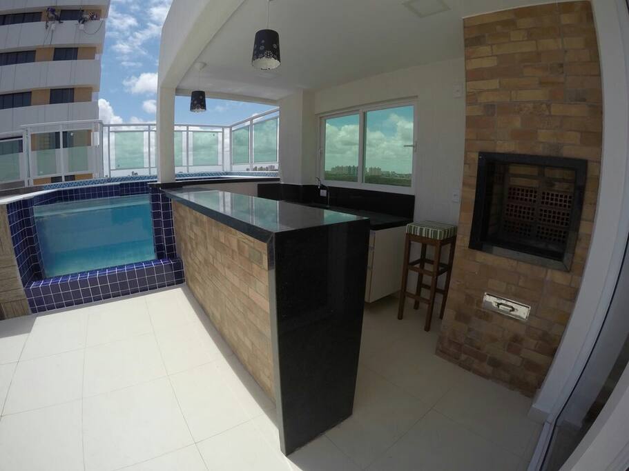 Piscina e churrasqueira privadas.