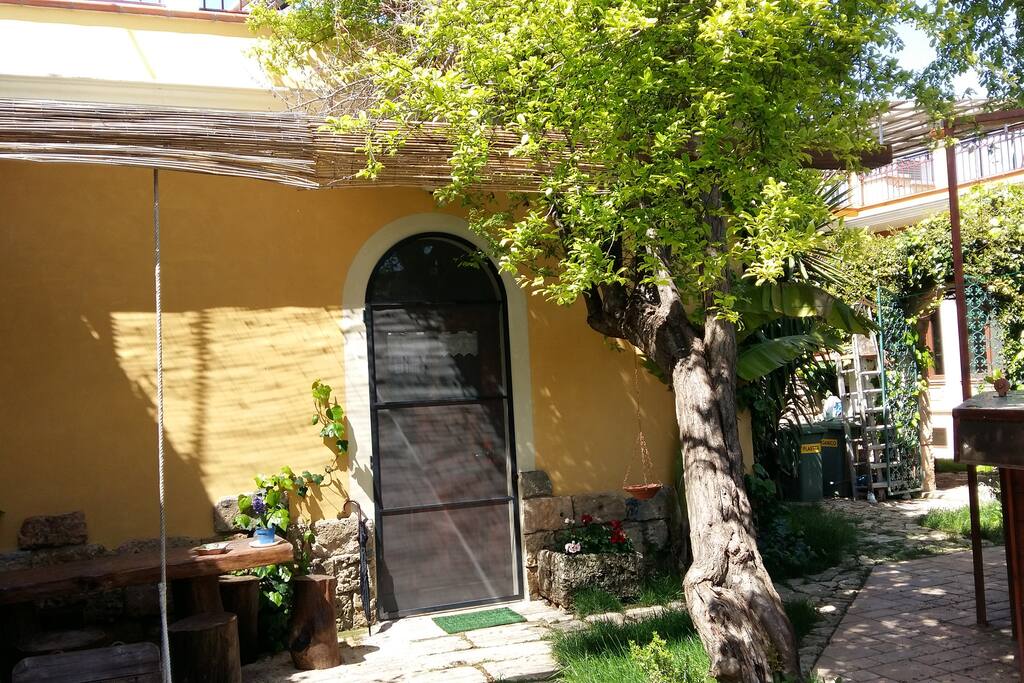 Ingresso alla depandance.