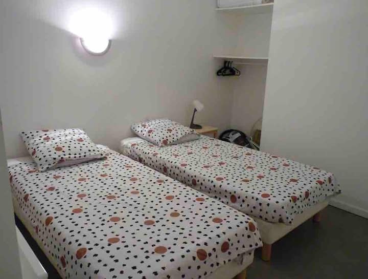 Chumba cha kulala kwenye ghorofa ya chini ya T2 kilicho na vitanda 2 vya mtu mmoja