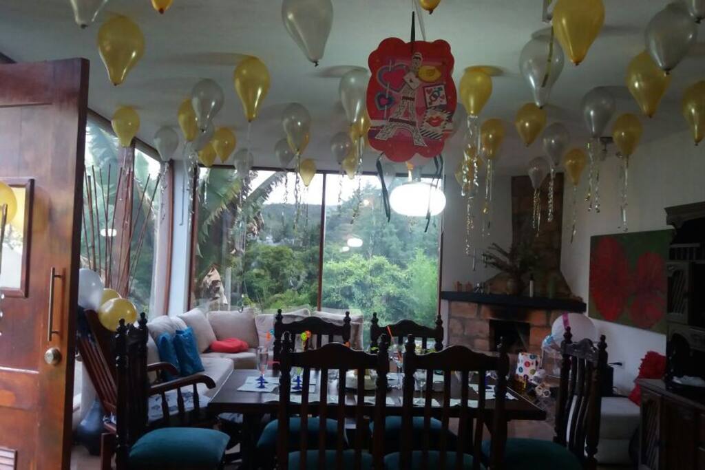 Salon comedor con ventanales para ver la naturaleza alrededor