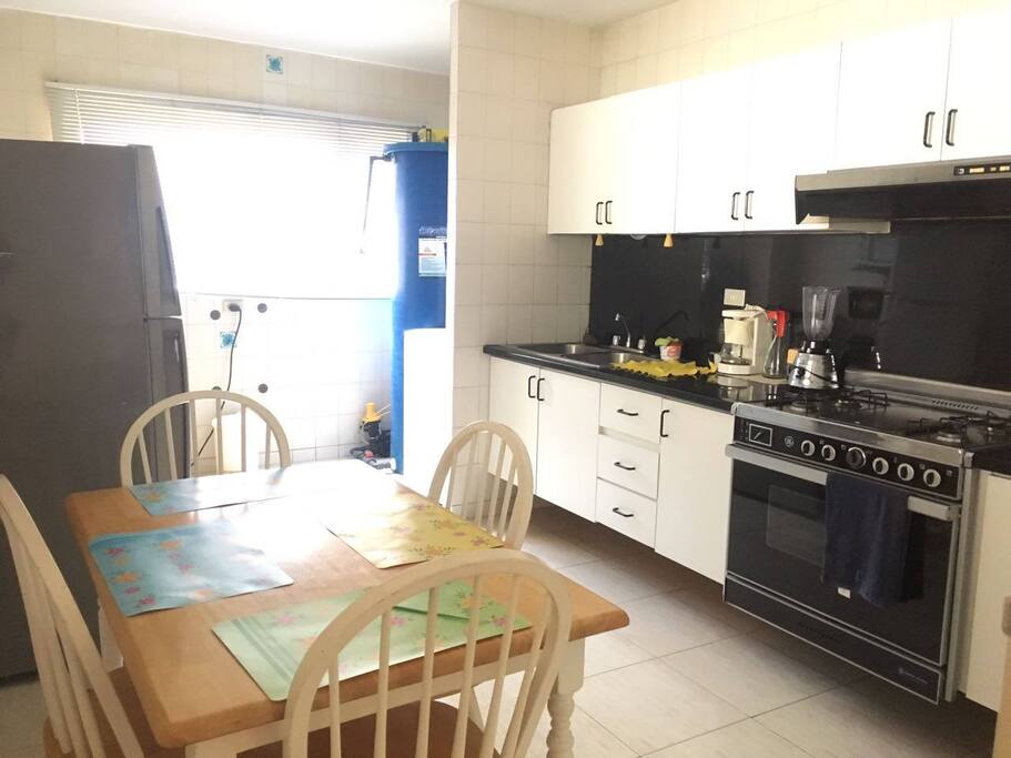 Cocina empotrada y equipada con todos los utensilios