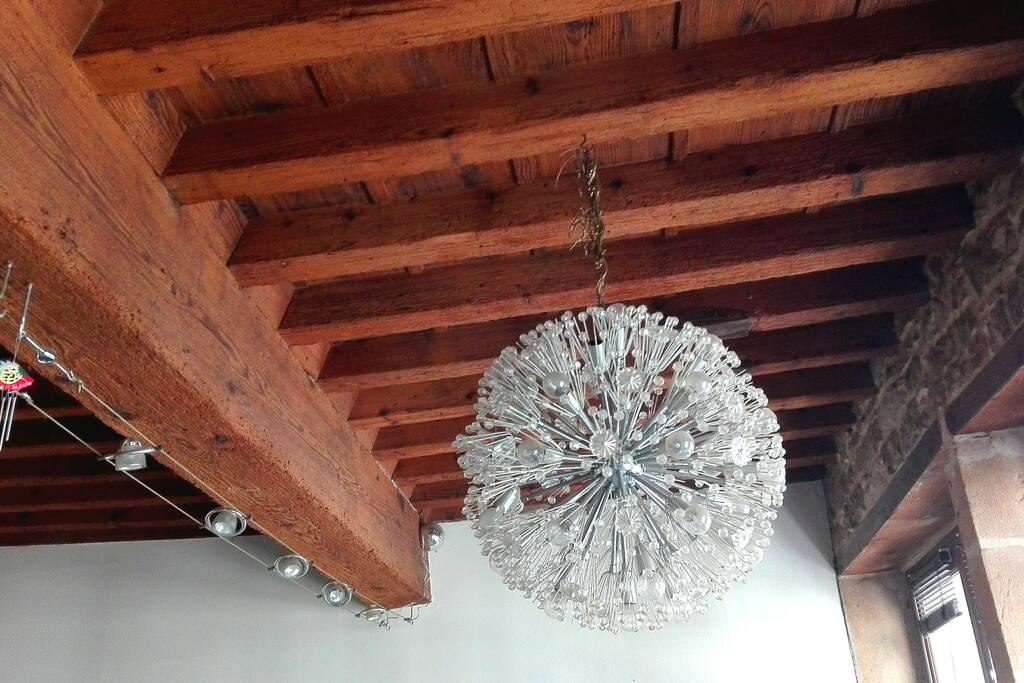 Haut plafond en poutres apparentes bois massif et pierres