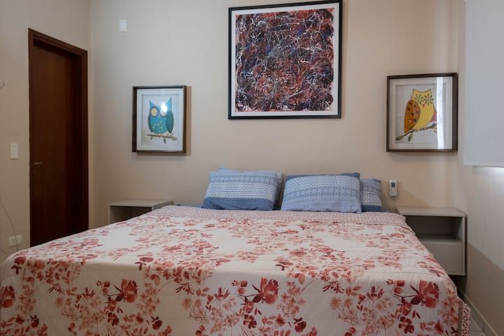 Suite con aire acondicionado y una mesa de café.