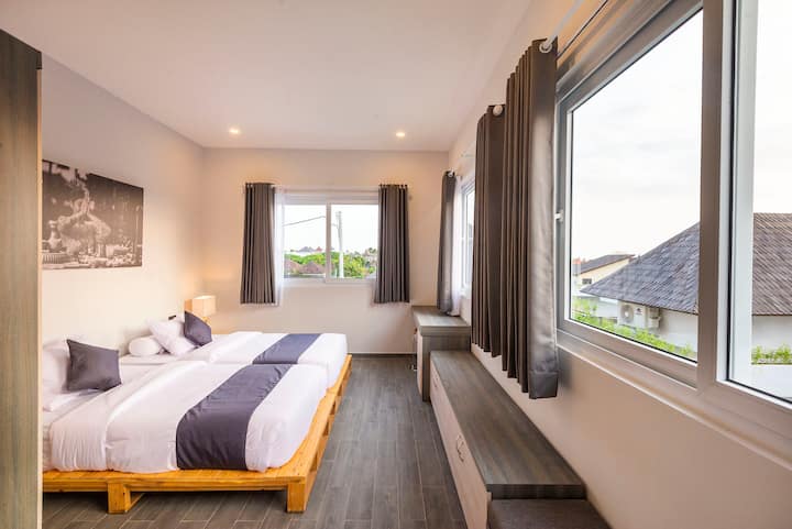 חדר שינה 3 - חדר שינה זה נמצא בקומה הראשונה וניתן לסדר את המיטה גם כמיטה זוגית. חדר רחצה צמוד עם כל השירותים לאורח הוא אקסטרימי.