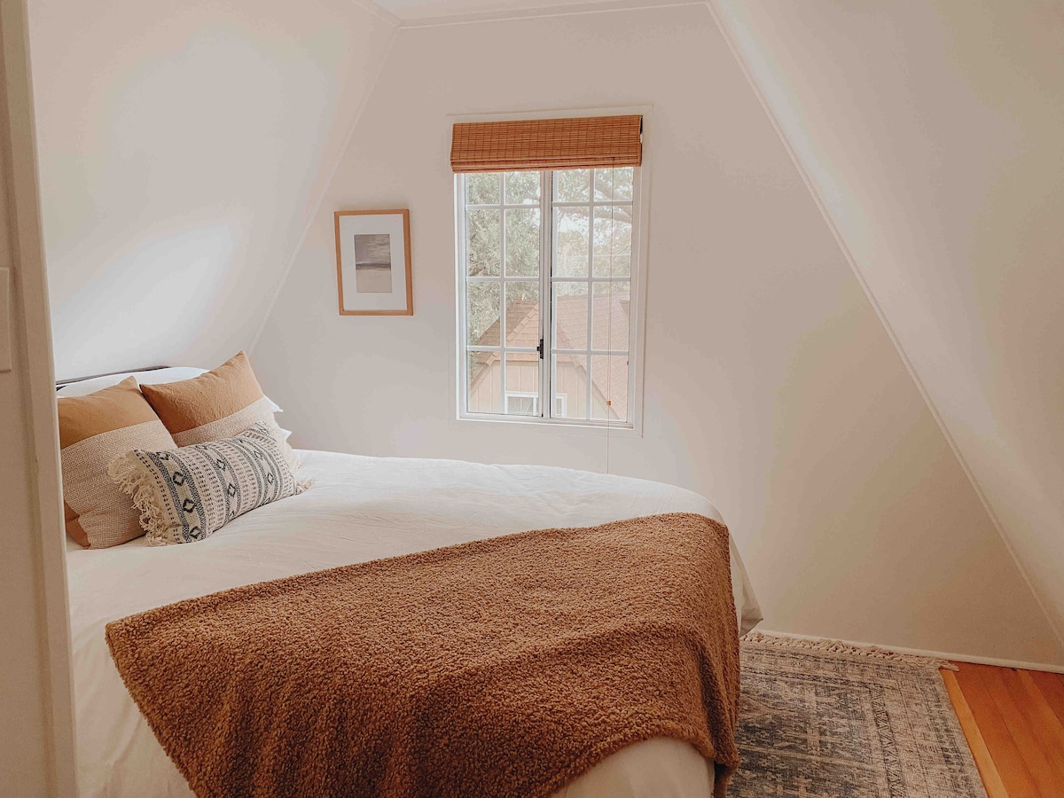 Queen sized bed with black out shades. 