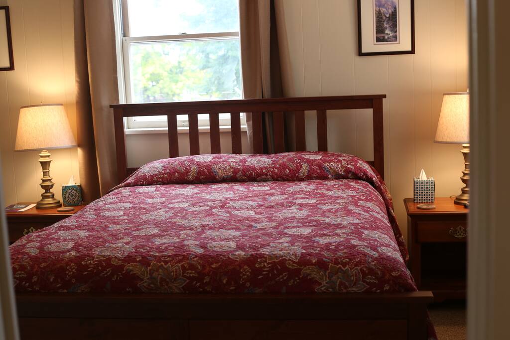 Bedroom with queen size bed