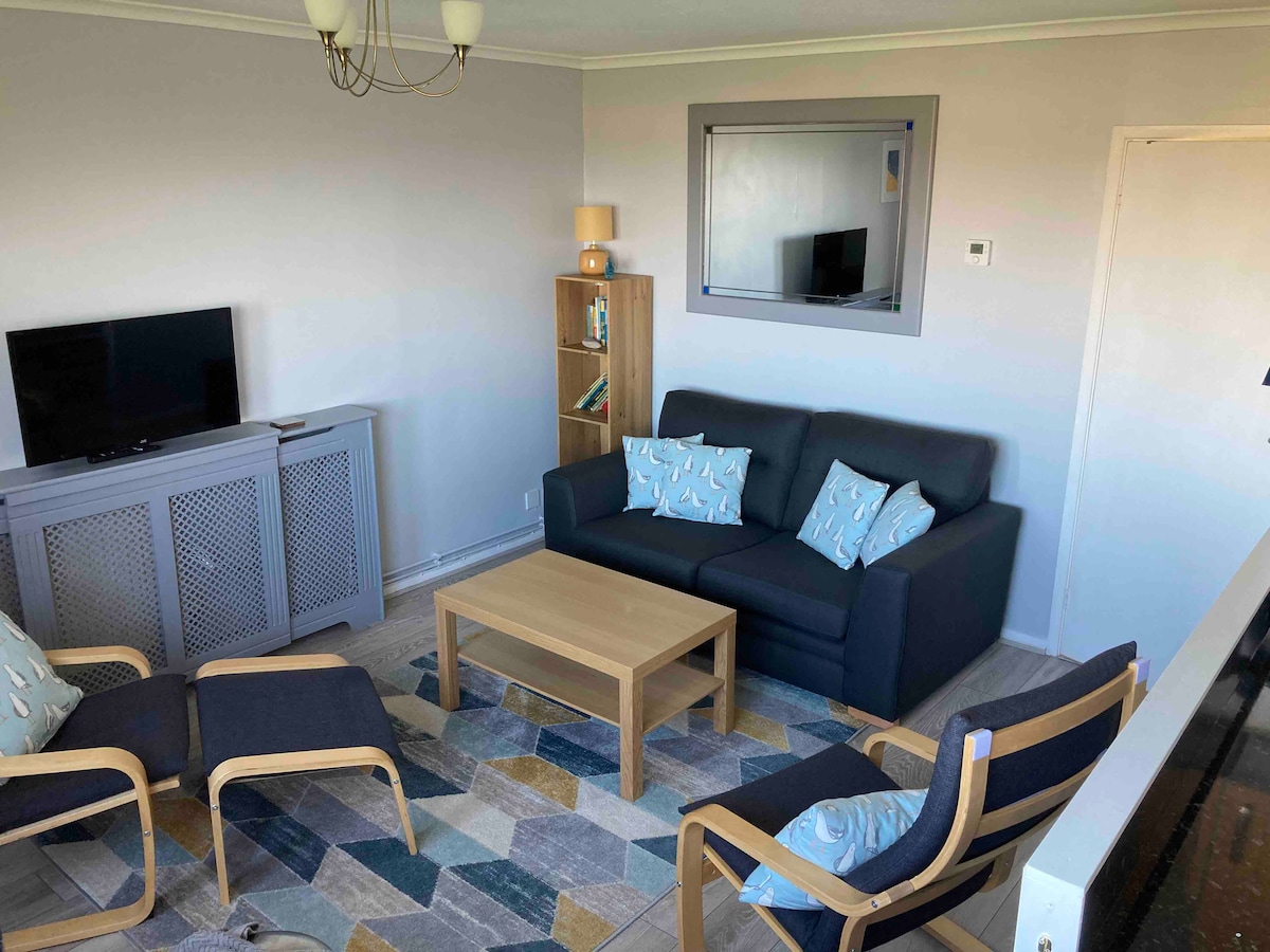 Top Airbnb: Holiday chalet with stunning sea views in Freshwater