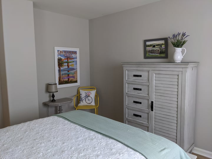 楼上标准双人床卧室# 2 ，配有电脑桌和椅子、大梳妆台