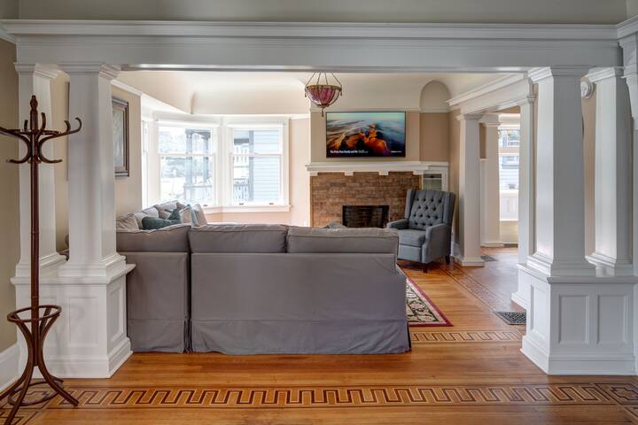 Luxurious Home For Up to 10 Guests (7 Queen Beds) gallery image 4