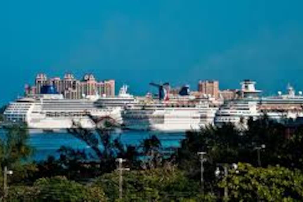 Beautiful View of Nassau Harbor from the top of Forte Charlotte. Most of my guest walk here from the apartment to take excellent harbor pictures.