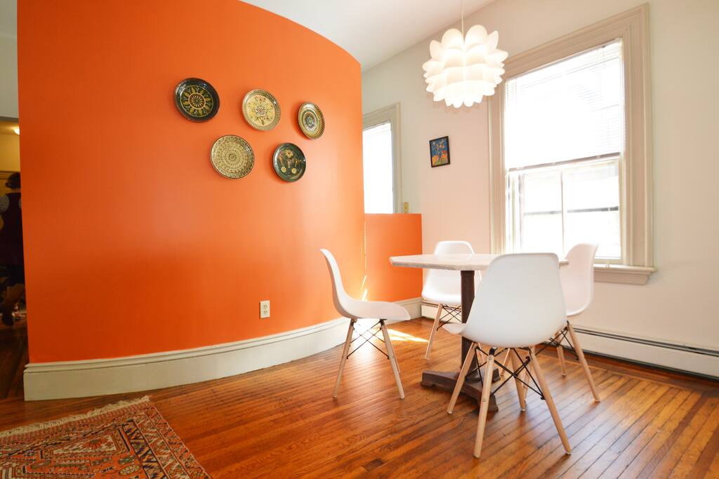 dining room comfortably seats 4