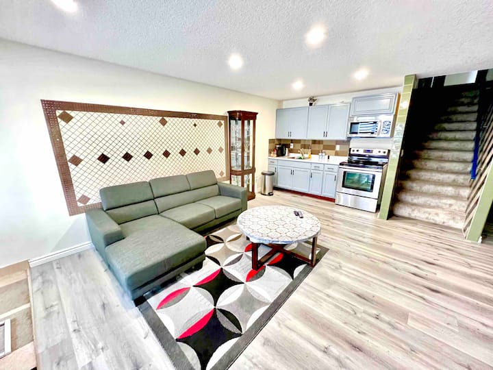 Beautiful 2 Bedrooms Independent Suite - Calgary