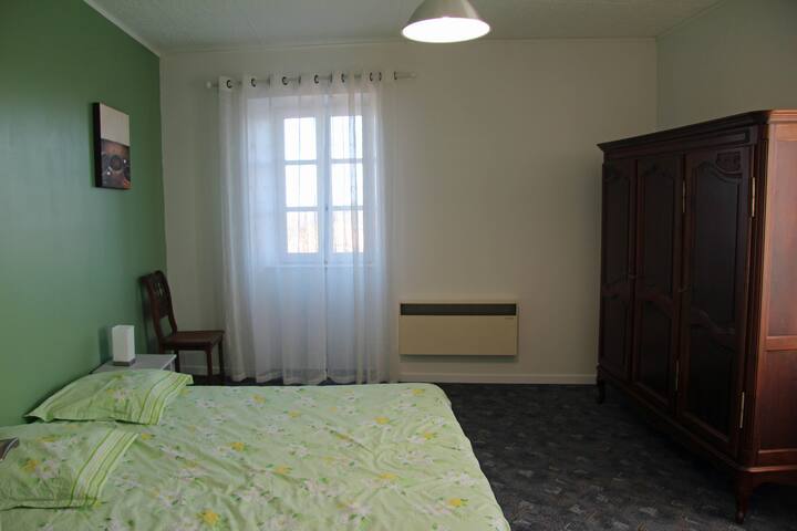Chambre olive 17m² à l'étage avec un lit en 160 et armoire
