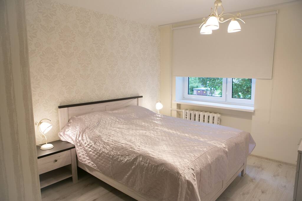 Main bedroom: 1 double bed, 2 nightstands, roller blind in front of the window...