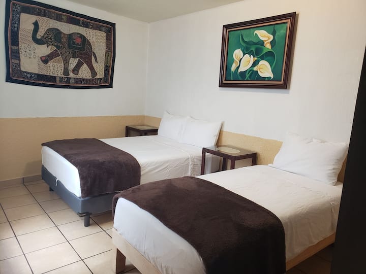 Საძინებელი პირველ სართულზე.