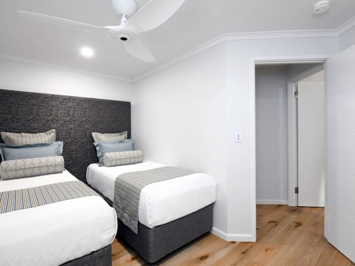 Брачен кревет (широк 180-220 см) или 2 