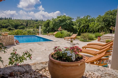 Villa Sun- heated pool, full privacy, weddings!