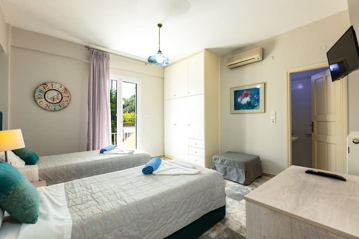 Ground floor twin bedroom with en-suite WC and balcony with garden view