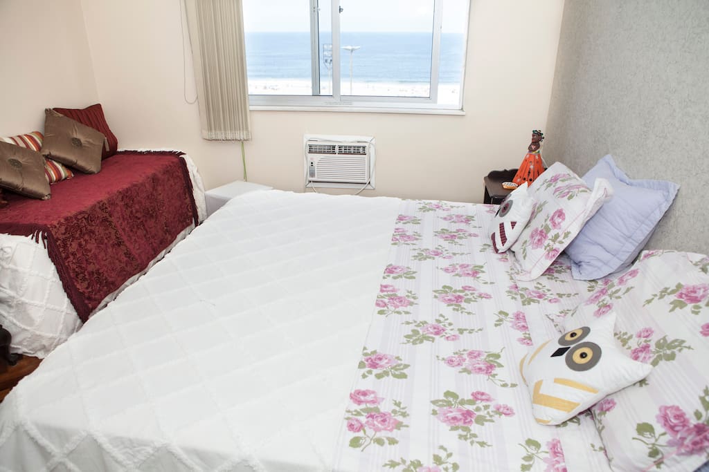 Queen sized bed that can be seamlessly converted to two twins each with a 7cm memory foam topper.
A cama queen pode ser convertida para duas camas de solteiro. Também vem com um “Memory Foam topper" de 7cm para mais conforto.