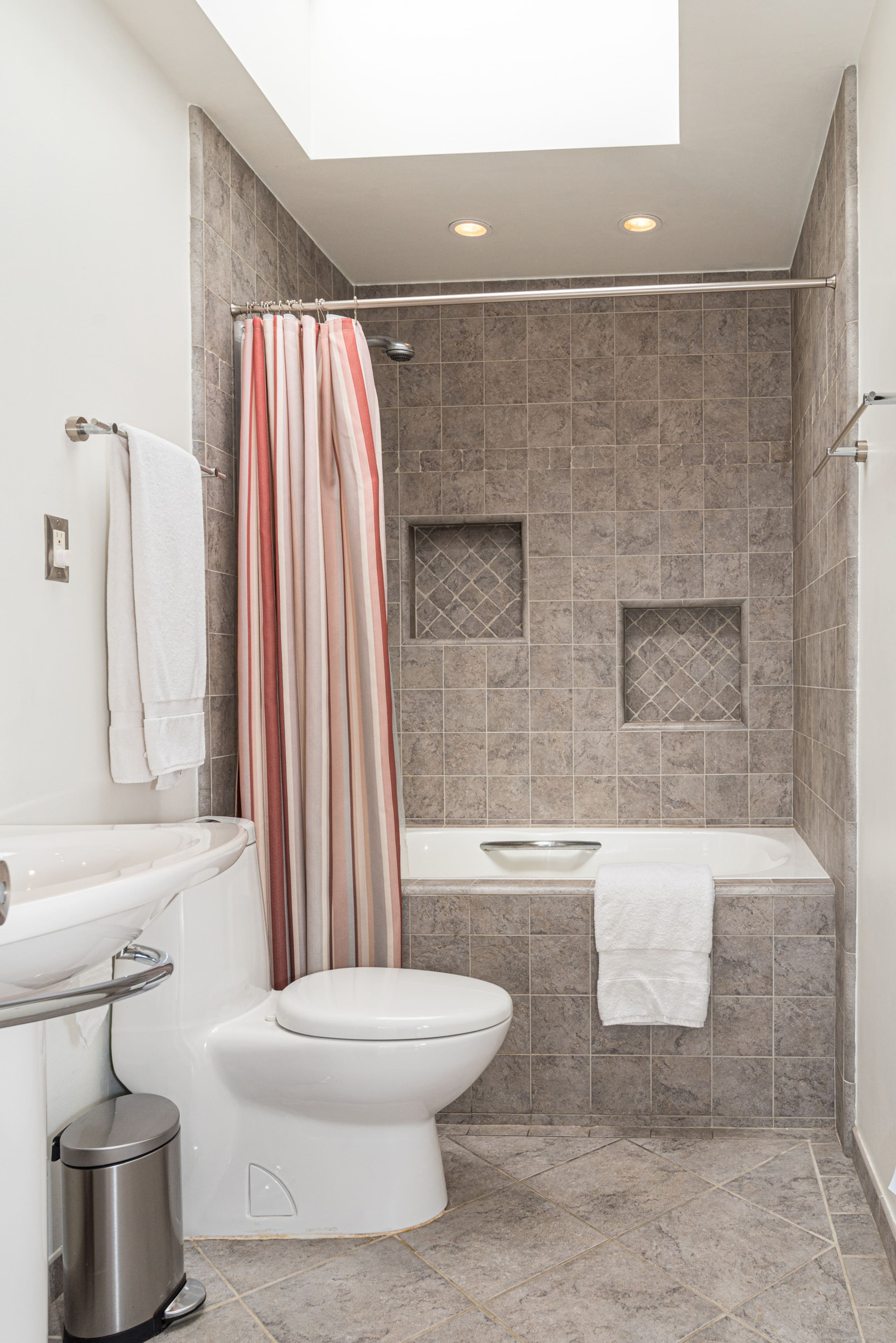 Home in San Francisco · ★5.0 · 2 bedrooms · 2 beds · 2 private baths - Image 41