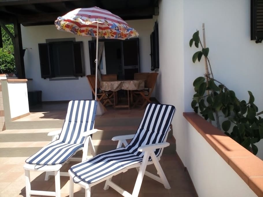 terrazza chiusa da muretti e cancelletto