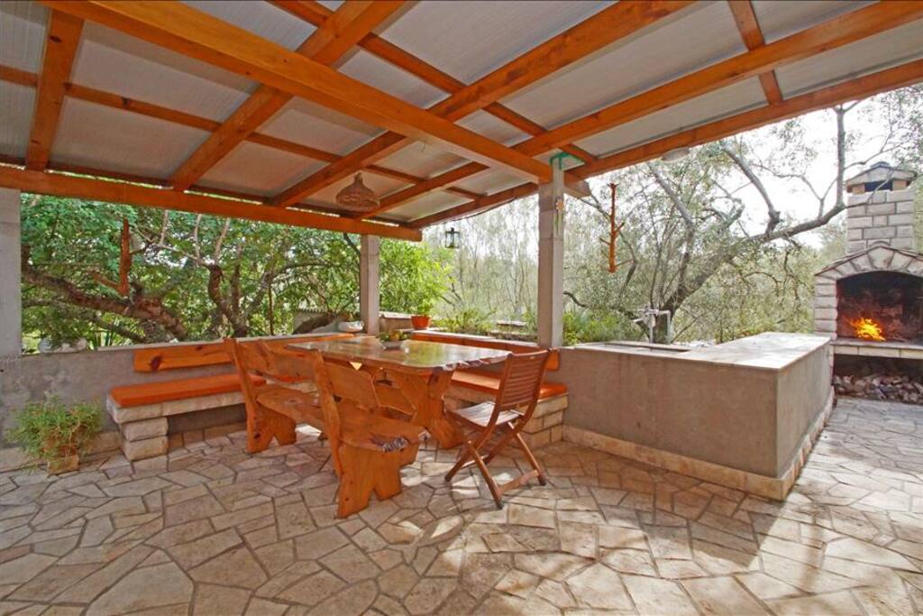 The terrace with the fireplace in the back