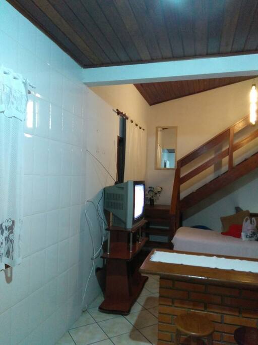 Sala com televisão e sofa.
