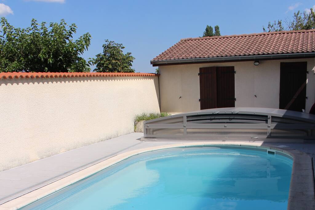Porte fenêtre de la chambre donnant sur la piscine