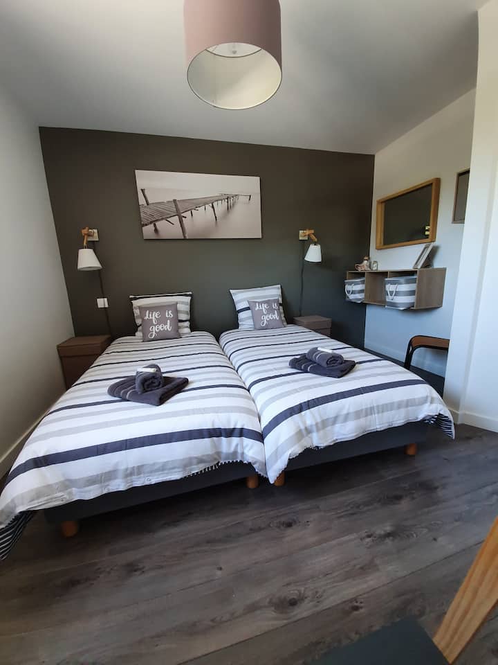 Habitación N°3
 camas individuales con capacidad para 2 adultos o 2 niños