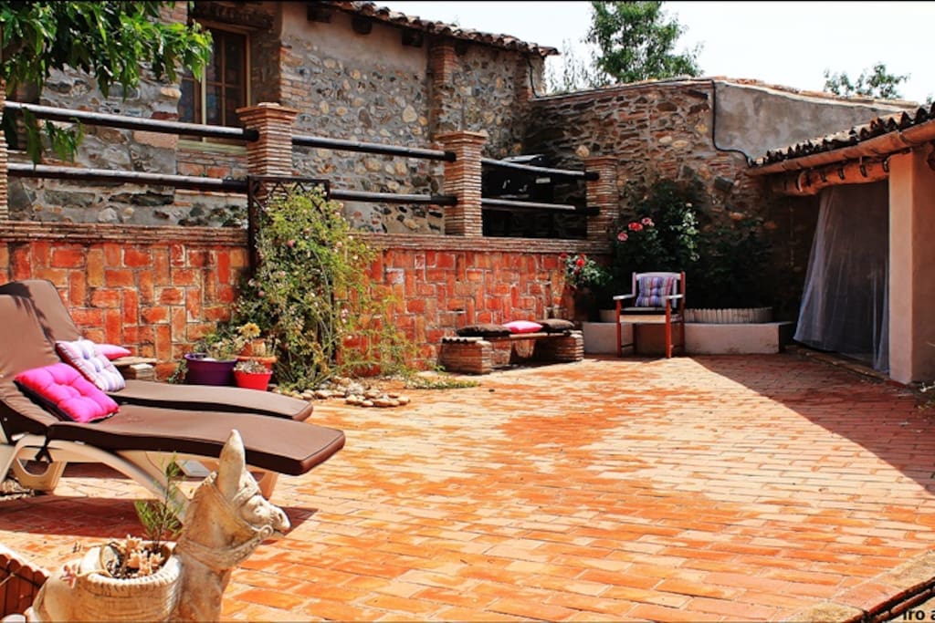 Magnífico jardín mediterráneo con mucha luz, impresionantes vistas, con porche para comer en familia y amigos, barbacoa con pequeña cocina de inducción y nevera