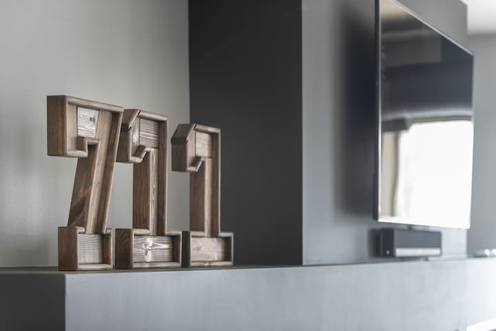 711 The Penthouse gallery image 2