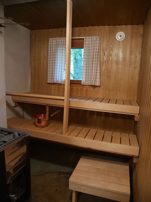 Puulämmitteinen sauna
