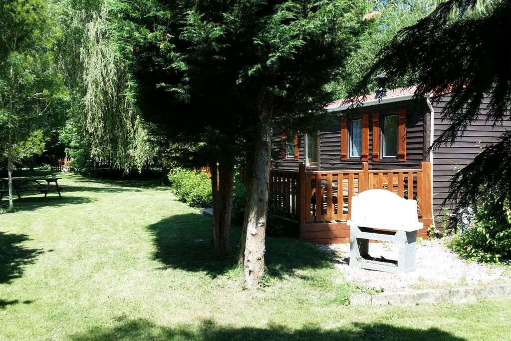 Bungalow (Entrée : Barrière au fond)