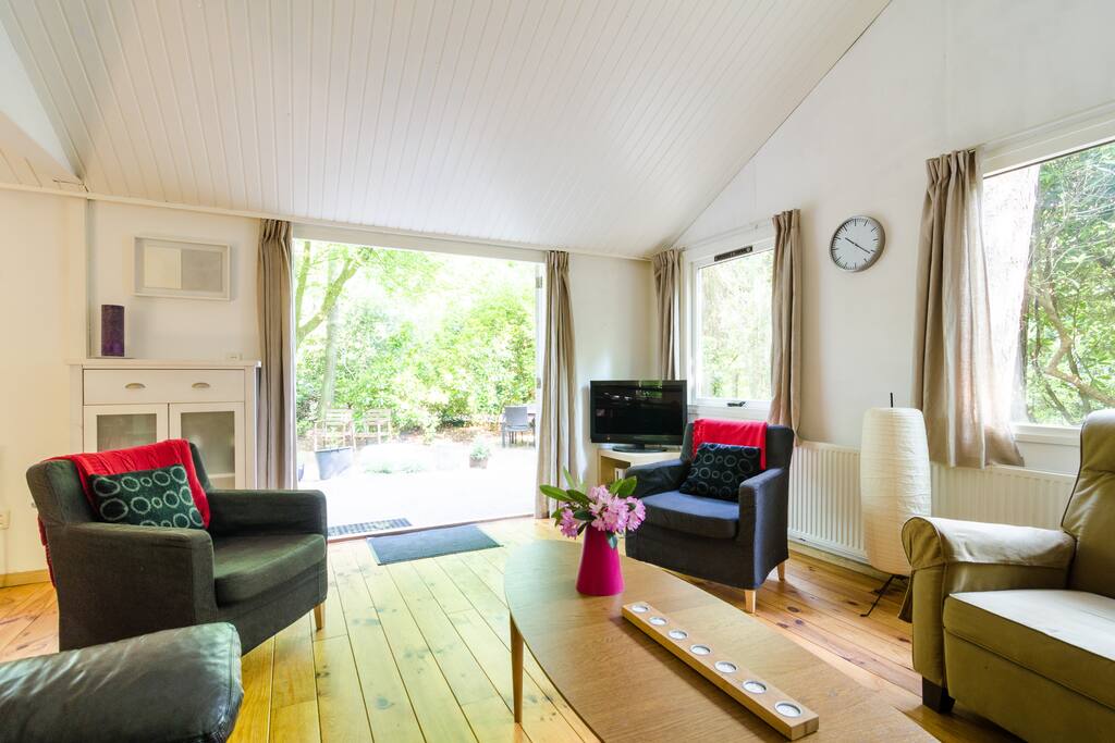 Woonkamer met openstaande deuren naar terras
