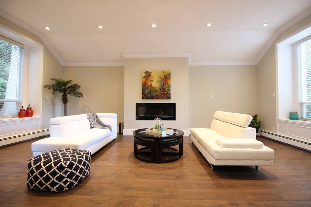 Spacious living room, a place to relax.