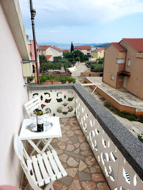Sea View Apartment, Private Balcony, Free Parking!
