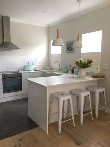 Lovely home in Claremont with a Mountain View gallery image 5