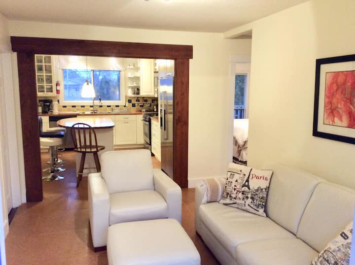 Pear Suite 2 bdrm apt. Business license #5705