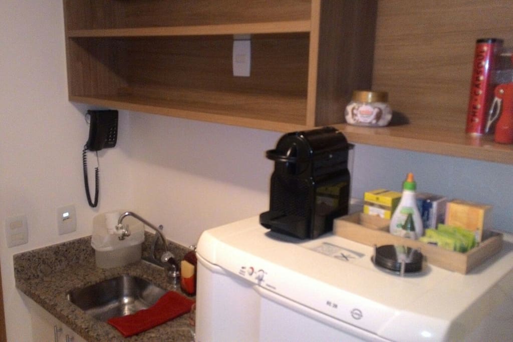 Cozinha compacta.
E pra quem ama cafeína: máquina Nespresso.