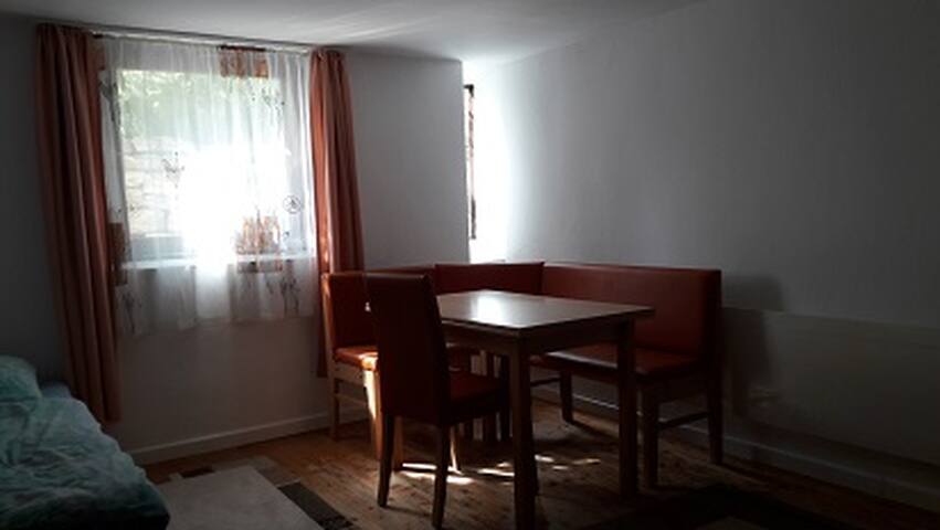 Ruhig und doch zentral. 1-Zi Whg + Küche + Bad.