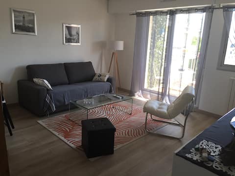 Top Airbnb: 2 quiet rooms with view of Eiffel Tower near train station. in Puteaux