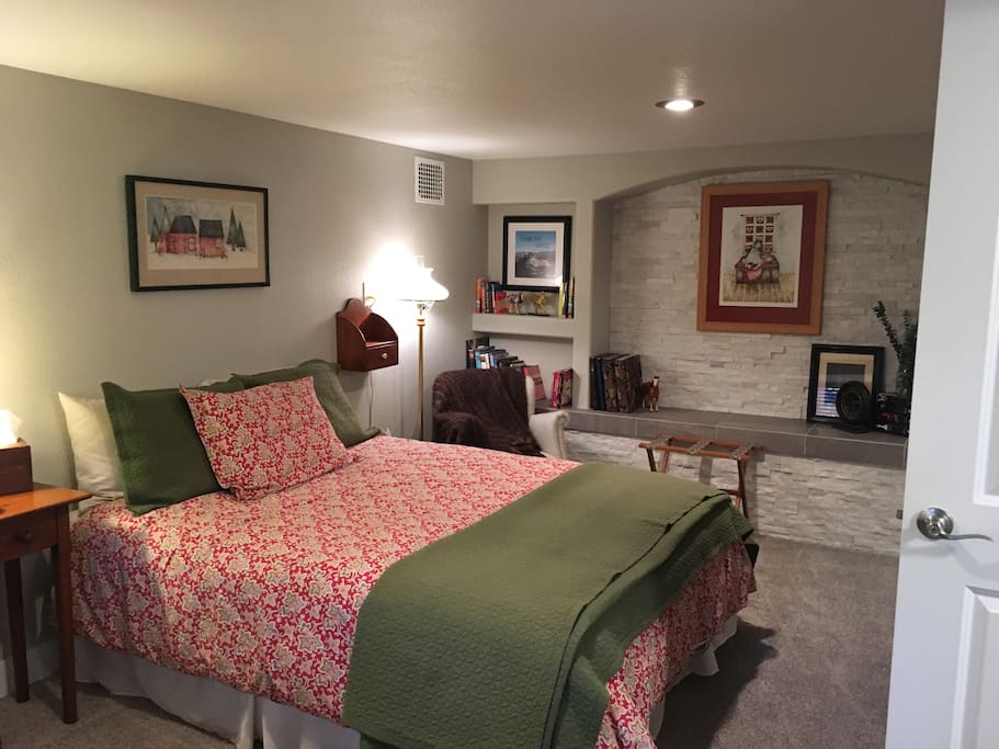 Cozy, quiet, spacious basement guest room with queen bed, down comforter and soft sheets!
