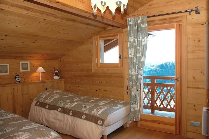 חדר איש השלג עם דלת החלון גישה למרפסת הפונה למון בלאן, תמיד רצפת קומת ביניים