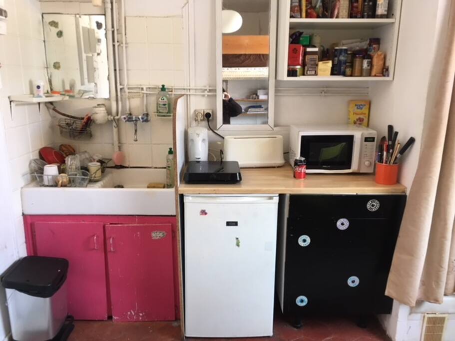 Studio calme & lumineux à Belleville, à deux pas des transports et du centre-ville. 14m2 avec une mezzanine deux places, un canapé-lit, un coin cuisine et une douche. Toilettes sur le palier.