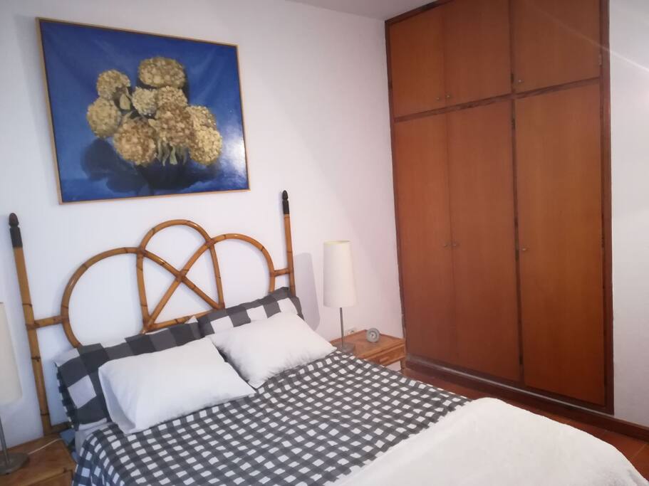 Dormitorio acogedor desde donde puedes acceder a una amplia terraza