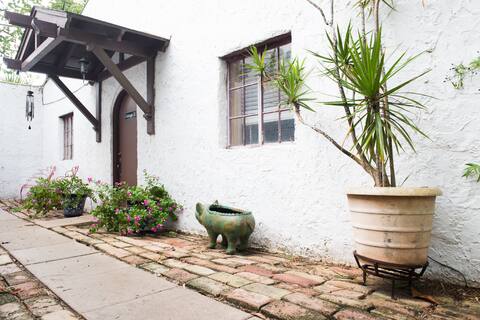 C2-- Cozy Cottage in a Spanish Hacienda