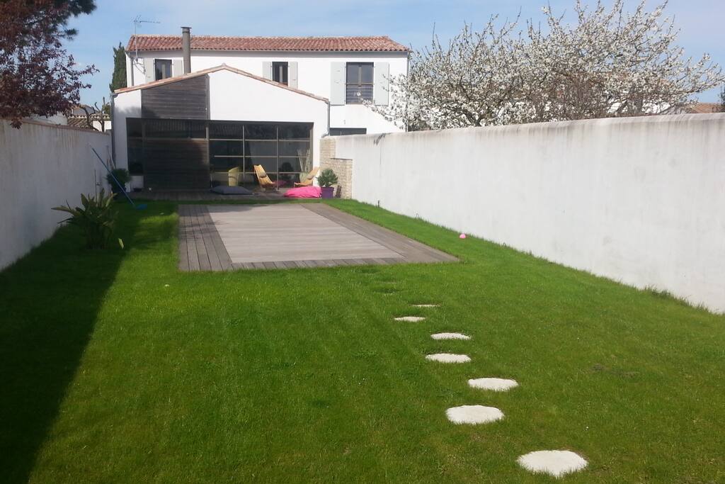 Jardin clos, vue font de piscine remonté
