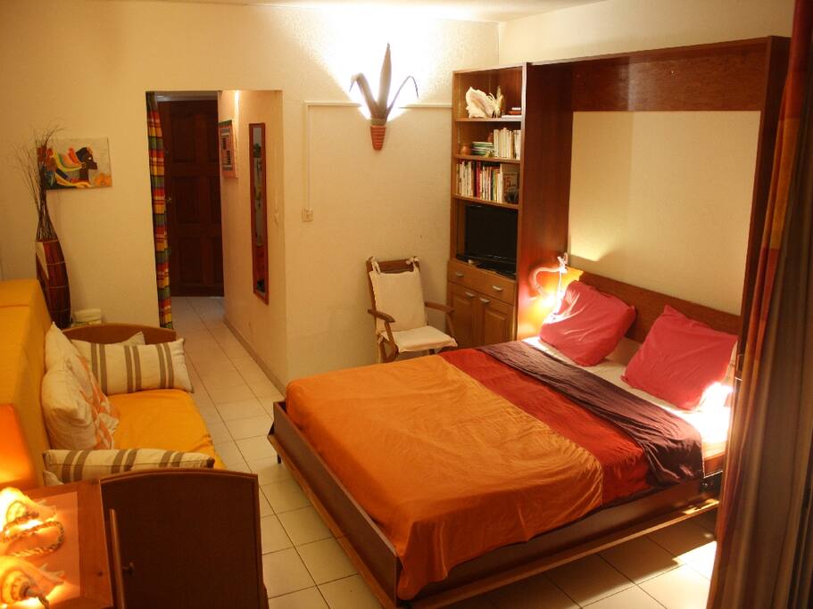 Chambre avec lit escamotable ouvert en 160 cm grand confort