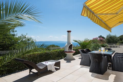Large private terrace, 10 min from beach, pool
