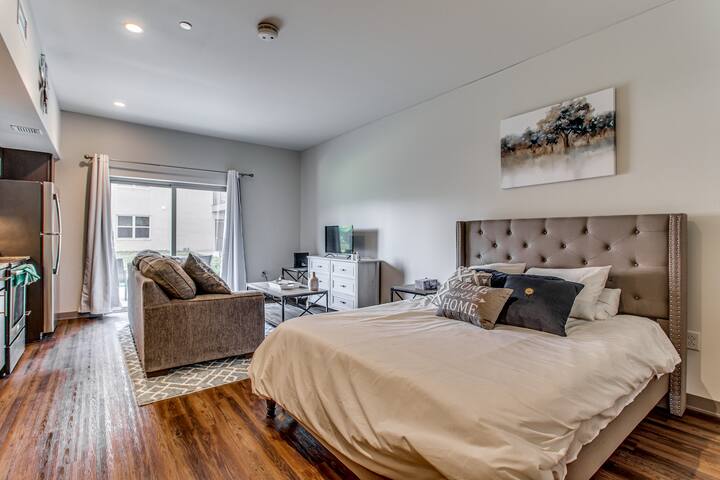 Luxurious Studio W/Pool in the Strip